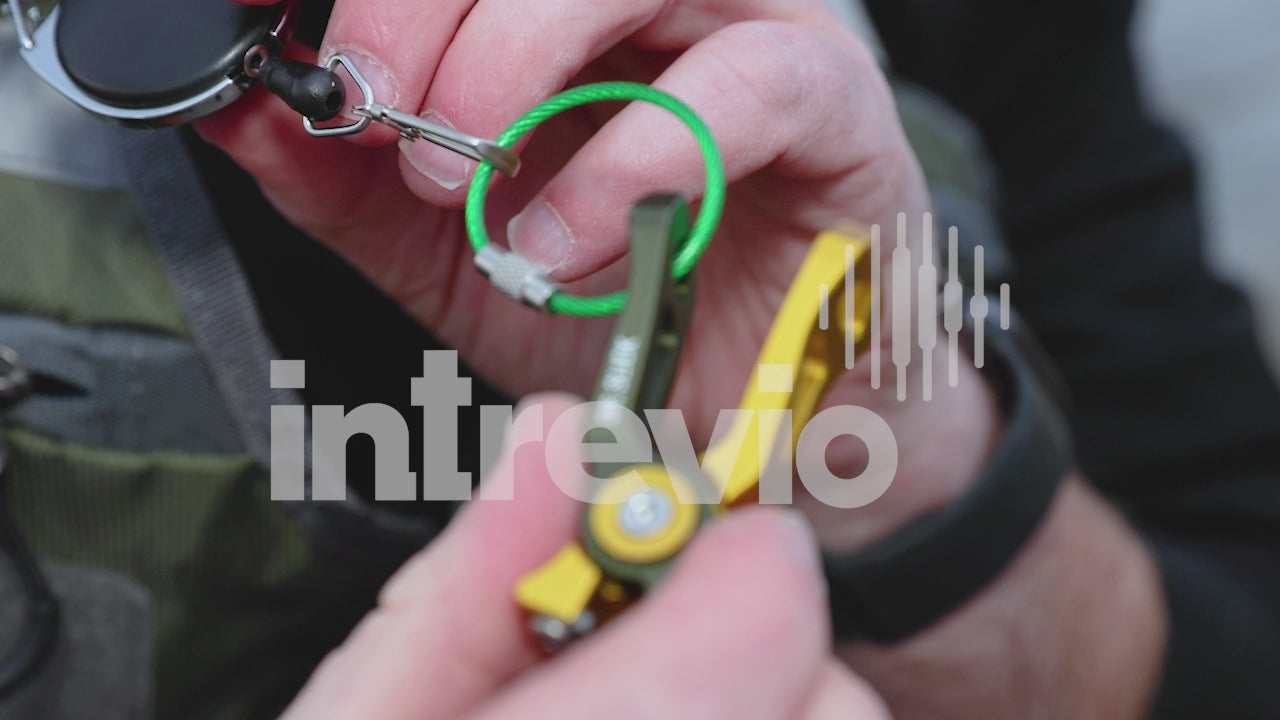 Pulling Dr Slick Cyclone Nippers on Retractor